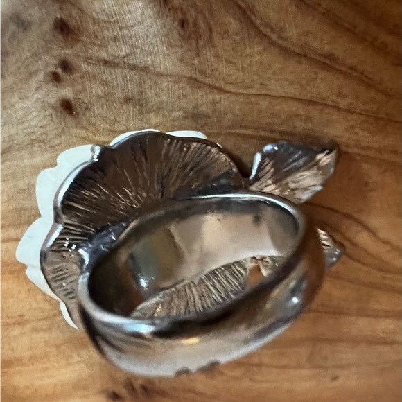 🌹Beautiful Ivory Rose Ring W/ Jewelled Leaves - Picture 11 of 14